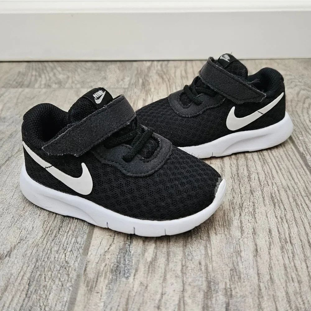 Nike Kids Black and White Sneakers Size 5C